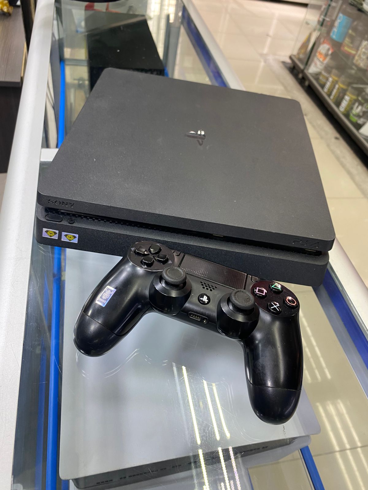 PlayStation 4 Slim 1TB – Control + FIFA 23 + Mantenimiento Incluido
