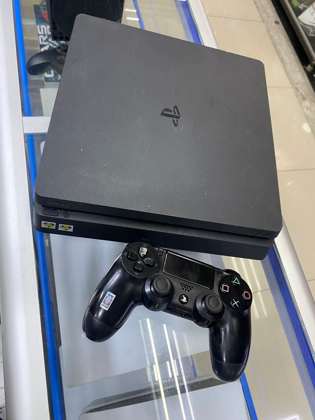 PlayStation 4 Slim 1TB – Control + FIFA 23 + Mantenimiento Incluido