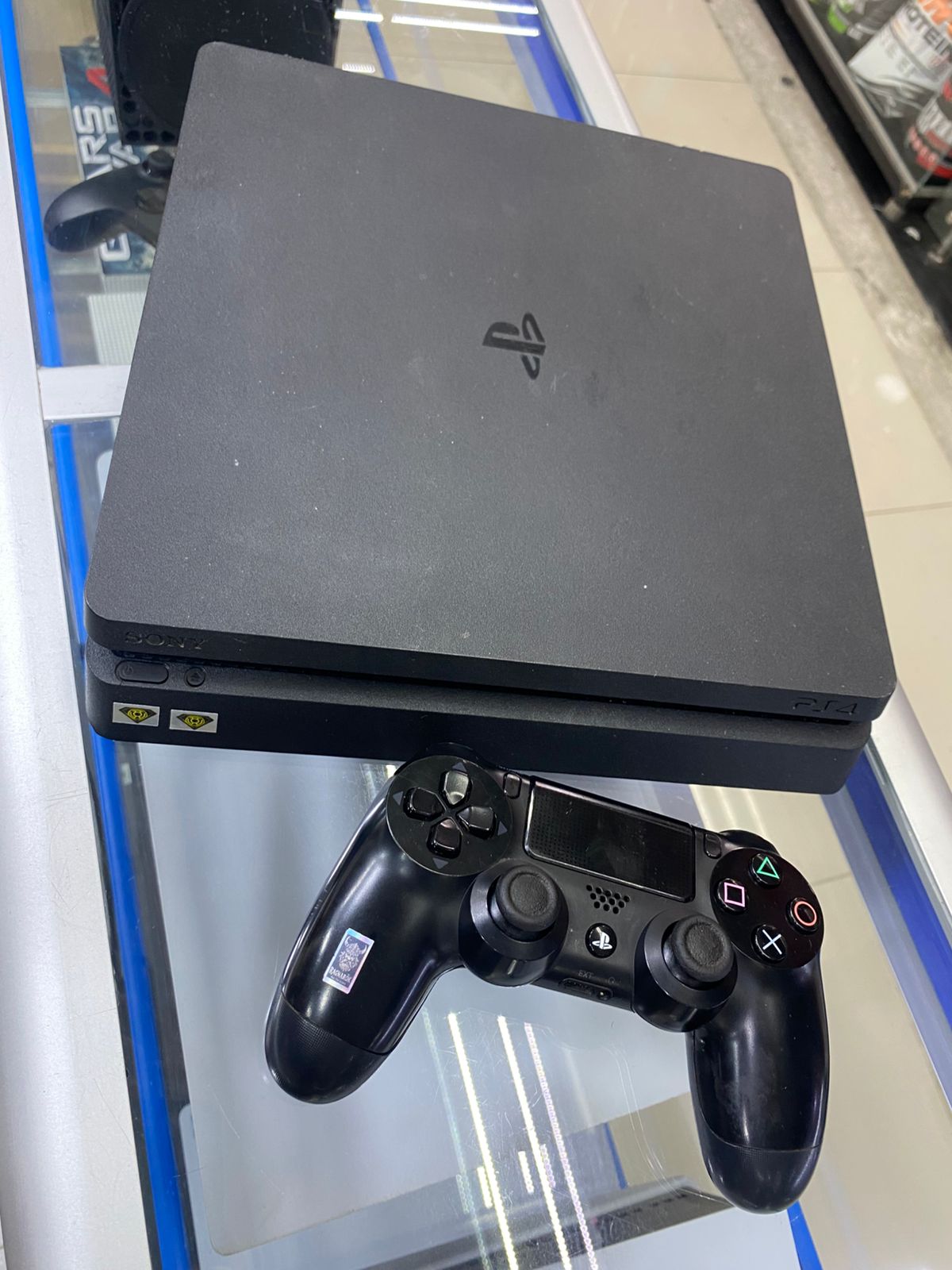 PlayStation 4 Slim 1TB – Control + FIFA 23 + Mantenimiento Incluido