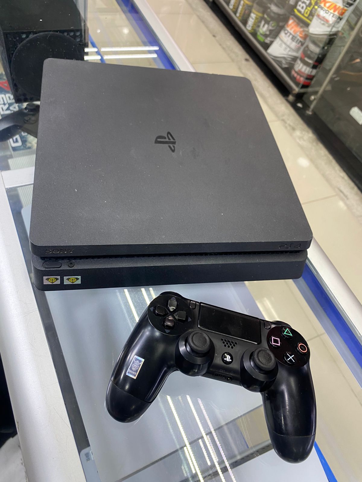 PlayStation 4 Slim 1TB – Control + FIFA 23 + Mantenimiento Incluido